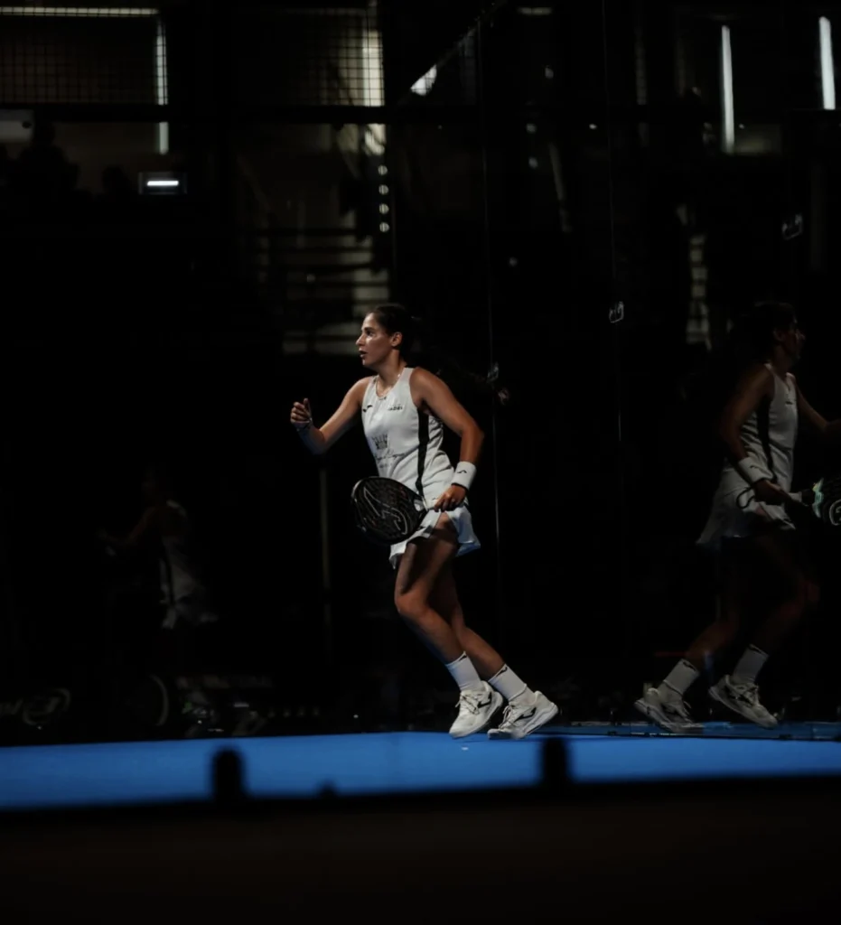 Laura Luján na pista de padel