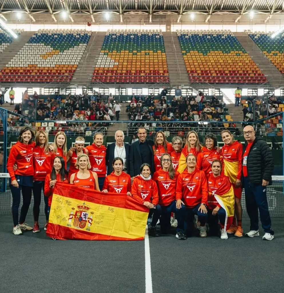 Toda a delegação de Espanha, vencedora da FIP Senior World Cup 2026