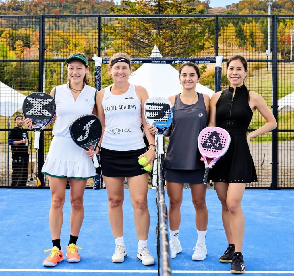 Natalie Bin (de negro, a la derecha) jugando en un torneo contra Carolina Navarro 