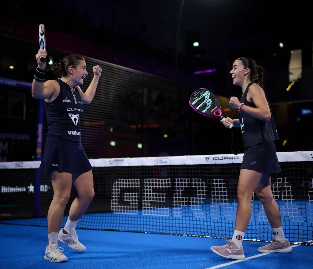 Martina Calvo e Claudia Fernández celebrando a vitória do P2 de Düsseldorf