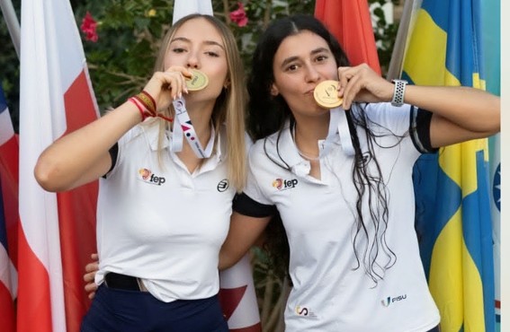 Águeda Pérez y Laura Luján con las medallas de oro tras ganar el Mundial Universitario de Pádel 2026