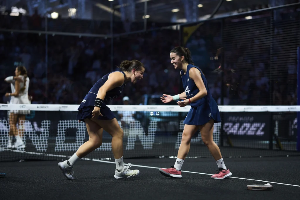 Martina Calvo y Claudia Fernández celebrando la victoria del Londres P1