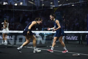 Martina Calvo y Claudia Fernández celebrando la victoria del Londres P1