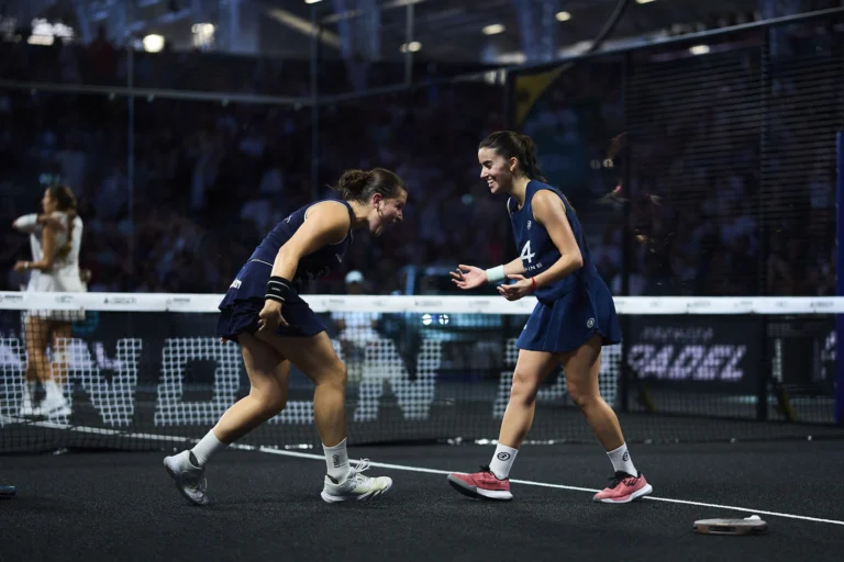 Martina Calvo y Claudia Fernández celebrando la victoria del Londres P1