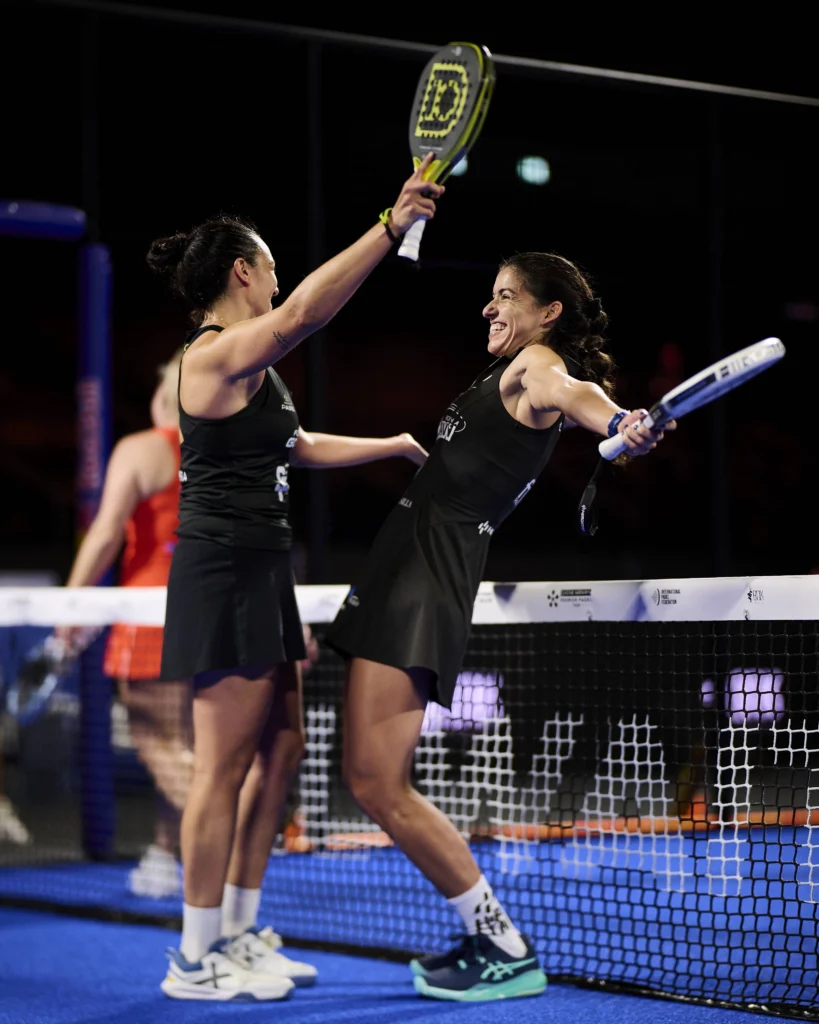 Virginia Riera y Julieta Bidahorria celebrando tras la victoria en el R/32 del Kuwait Major 2026 | Fotografía Premier Padel