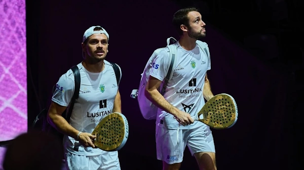 Hermanos Deus llegando a un torneo